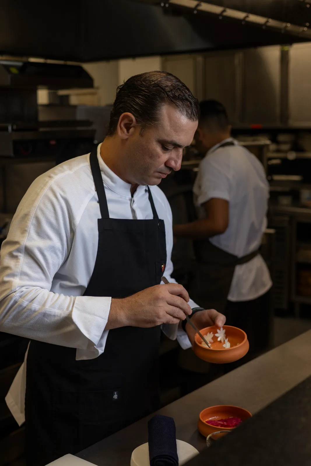 Chef de Xuna emplatando en la cocina abierta